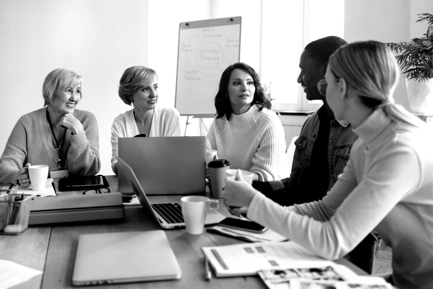 Profesionales trabajando en estrategias de negociación presupuestaria