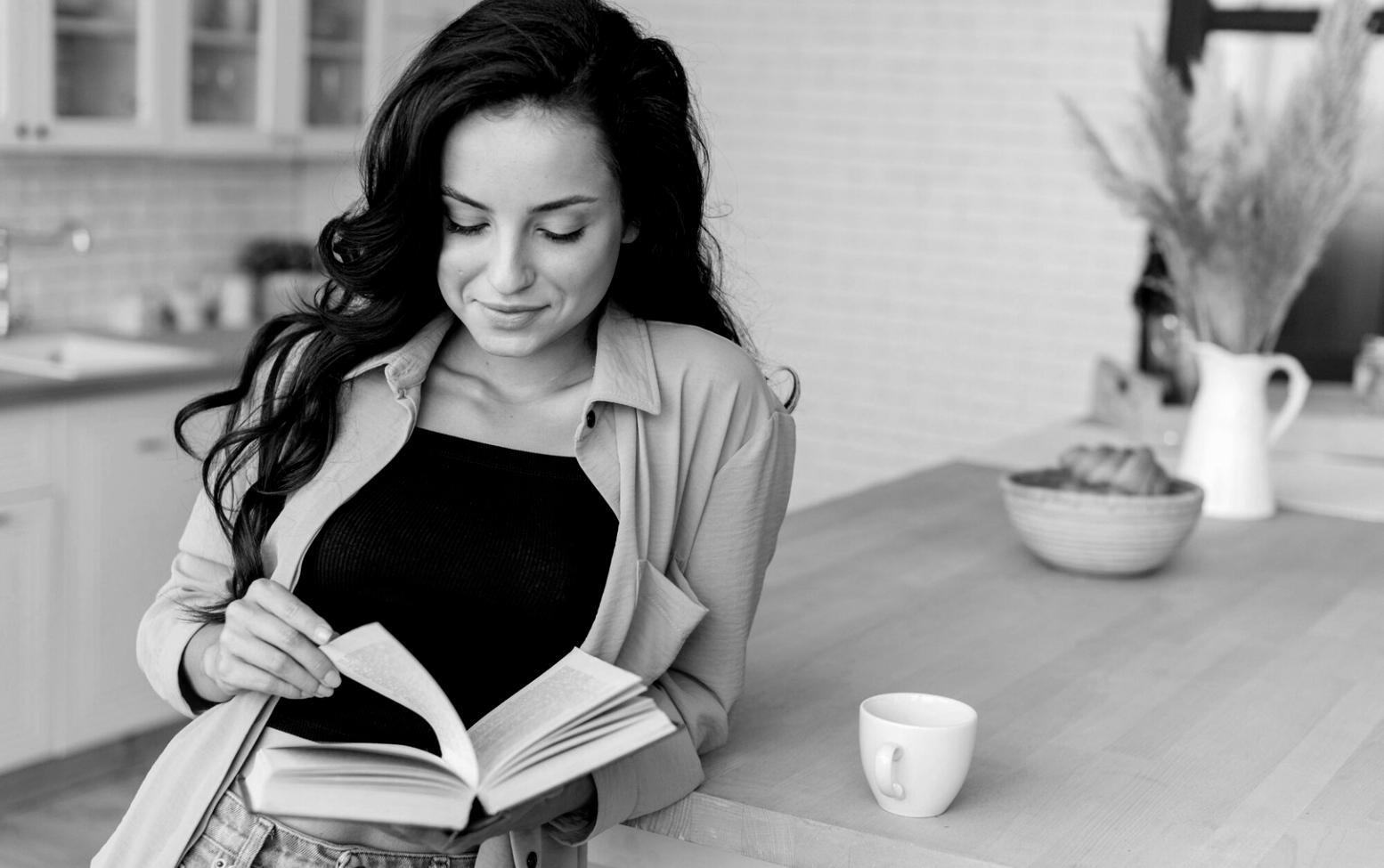 Sesión práctica de análisis presupuestario con participantes trabajando en casos reales