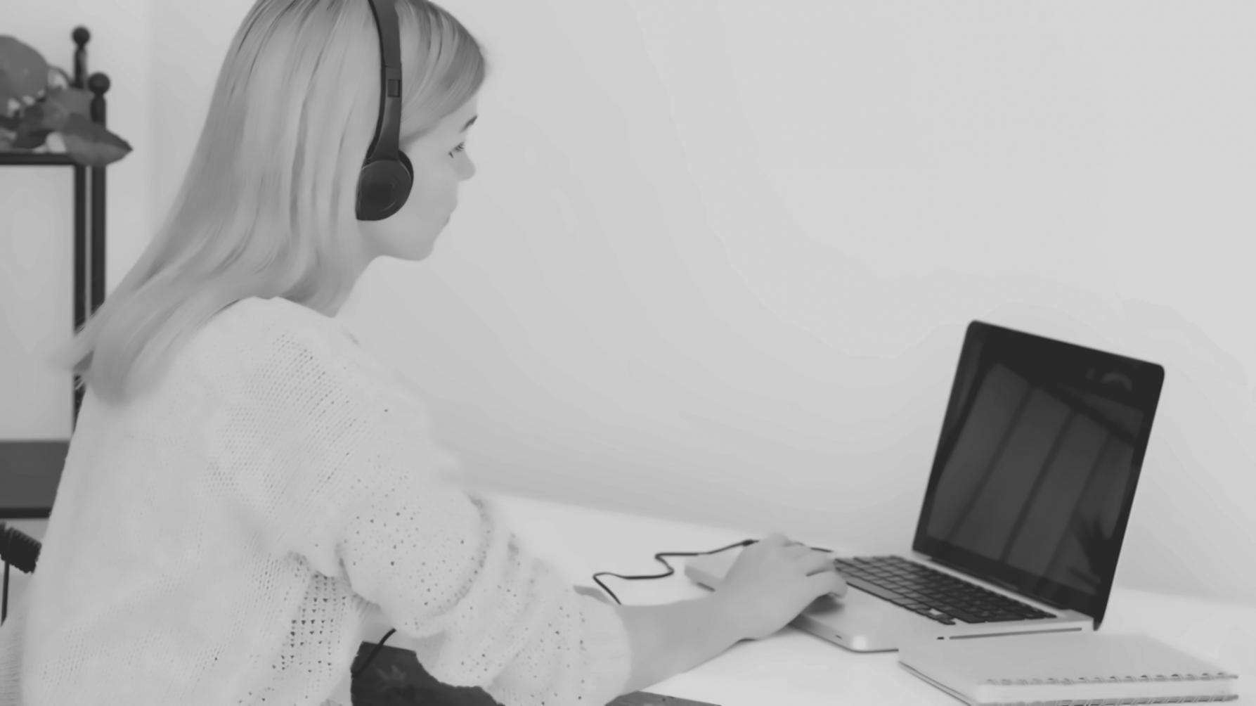 Instructor explicando conceptos financieros en una sesión práctica del programa